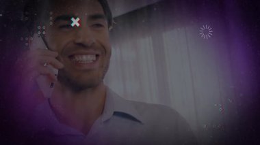 Akıllı telefonu tutan ve iş yerinde gülümseyen bir adam. Renkli dairelerle örtüşen bir kusur gösteriyor. Teknoloji, iletişim, modern, profesyonel, dijital, canlı, yenilik