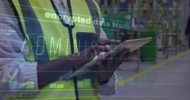 Yelek giyen bir kadın fabrika zemininde dijital cihazlar tutuyor ve yüzen çizgiler gösteriyor. Sanayi, teknoloji, modernleşme, üretkenlik, otomasyon, yenilik, mühendislik