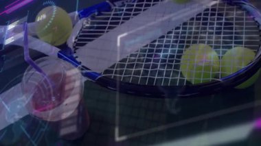 Tenis raketi yeşil ızgarada dümdüz yatıyor, smoothie bardağı holografik göstergelerin yanında duruyor. Spor, teknoloji, fitness, yenilik, modern, dijital, eğlence amaçlı