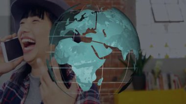 VR kulaklık takan bir kadın teknoloji stüdyosunda hologram küreyle etkileşimde, iş arkadaşı laptopta çalışıyor. Teknoloji, yenilik, işbirliği, fütüristik, sürükleyici, eğitici, dijital