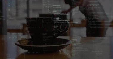 Koyu seramik kahve fincanı ahşap masanın üstünde yüzen ikili kod çizgileriyle duruyor. Minimalist, samimi, dijital, teknoloji, çalışma alanı, sıcak, ambiyans