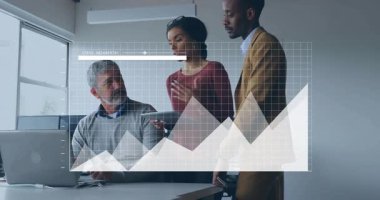 İş verileri üzerinde dizüstü bilgisayar, tablet ve dijital grafik kaplamalarıyla işbirliği yapan üç profesyonel. İş, analitik, teknoloji, takım çalışması, yenilik, şirket, dijital