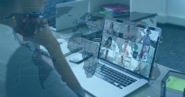 Dijital ağ haritalarıyla küresel iş toplantısına katılan kişi. İşbirliği, bağlantı, teknoloji, yenilik, profesyonellik, iletişim, dijital