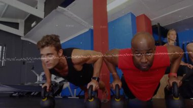Spor partnerleri spor salonunda kettlebell kalası tutuyorlar ve yüzen kuvvet grafiği gösteriyorlar. Eğitim, güç, dayanıklılık, kardiyovasküler, fitness, atletik, güç