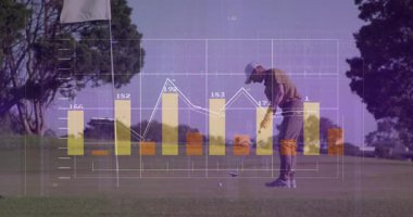 Erkek golfçü golf sahasında öne eğiliyor, yüzen veri grafikleri spor teknolojisini gösteriyor. Atletik, hassas, analiz, açık hava, rekabetçi, yenilikçi, stratejik