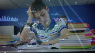 Öğrenci ders kitaplarıyla not defteri yazıyor, animasyon teknolojisi ağ verilerini gösteriyor. Eğitim, öğrenim, eğitim, konsantrasyon, sınıf, akademik, teknolojik