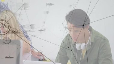 Parlak çalışma alanındaki masa başında çalışan işçiler, iş veri tabloları ve düğümlerini örtüyorlar. İşbirliği, takım çalışması, üretkenlik, dijital analiz, yenilik, modern, profesyonel