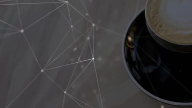 Siyah seramik kahve fincanı çay tabağında buharlaşıyor, latte sanatını ve parlayan ağ örtüsünü gösteriyor. Minimalist, gelecekçi, teknoloji, yenilik, dijital, modern, soyut