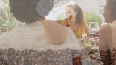 Bir grup arkadaş kafe avlusunda sohbet edip kırmızı şarap içerek kahve ikonlarını gösteriyorlar. Neşeli, sosyalleşen, gevşemiş, taşralı, canlı, boş zaman, kutlama