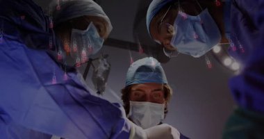 Üç cerrah ameliyathanede ameliyat yapıyor. İkili kodlar üst üste geliyor. Tıbbi, takım çalışması, teknoloji, klinik, yenilik, hassasiyet, sağlık hizmetleri