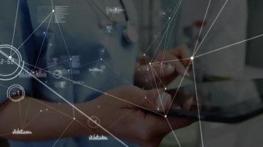 Klinikte tableti tıklatan, dijital ağ hatlarını, grafik grafiklerini gösteren sağlık uzmanları. Tıbbi, takım çalışması, yenilik, teknoloji, işbirliği, sağlık, dijital