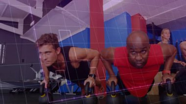 Spor partnerleri spor salonunda hareketli güç grafiğiyle kettlebell şınav çekiyorlar. Güç, eğitim, fitness, motivasyon, spor, egzersiz, dayanıklılık