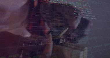 Ahşap blok üzerinde pense kullanan bir adam, borsa grafiğini mor eğri ve konfeti sembolleriyle gösteriyor. Donanım, işçilik, analitik, kesinlik, yenilik, teknoloji, çalışma alanı