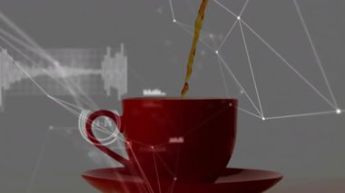 Kırmızı seramik bardağa buharlı kahve dökerken ağ hatları ve düğümleri düz tasarımda yüzüyor. Teknoloji, yenilik, dijital, modern, veri, bağlantı, biçim