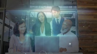 İş dünyası ekibi konferans odasında dizüstü bilgisayarla işbirliği yapıyor, kafalarının üstünde animasyon çizelgeleri yüzüyor. İşbirliği, takım çalışması, profesyonellik, modernlik, yenilik, strateji, beyin fırtınası