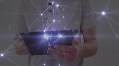 Teknoloji ofisinde tablet tutan adam dijital ağ ile etkileşime giriyor ve veri düğümlerini gösteriyor. Teknoloji, yenilik, bağlantı, dijital, fütüristik, veri, ağ