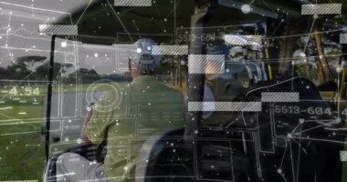 İş ortakları golf arabasında geziniyor, hareketli salıncak istatistiklerini gösteriyor. Açık hava, boş zaman, profesyonel, minimalist, yoldaşlık, doğa, eğlence