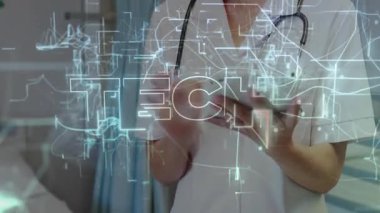 Tıbbi laboratuvar içinde tablet kullanan kadın doktor holografik devreler ve TECH örtüşmeleri gösteriyor. Tıbbi, yenilik, fütüristik, teknoloji, sağlık, dijital, profesyonel