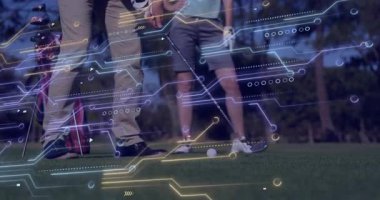 Golf sopalarını topun yanına yerleştiren kadın ve erkek golfçüler, yeşili kaplayan teknoloji grafikleri. Spor, eğlence, eğlence, dijital, yenilik, açık hava, prim