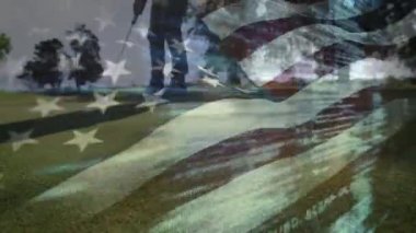 Siluetli golfçü golf arabasıyla yeşile vuruyor ve Amerikan bayrağı teknik veri çizgilerini örtüyor. Spor, eğlence, açık hava, vatansever, dijital, modern, aktivite