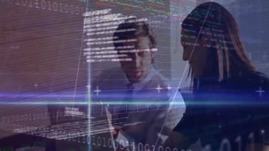 Finans bürosunda çalışan iki profesyonel, hisse senedi tabloları ve ikili kodlarla örtüşüyor. İş, takım çalışması, teknoloji, yenilik, veri, şirket, analiz