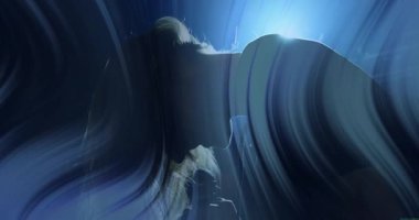 Karanlık stüdyo sahnesinde öne doğru eğilen bir kadın, teknolojinin temasını gösteren dönen mavi ışıklar. Silüet, neon, soyut, fütüristik, dramatik, canlı, sinematik