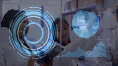 Laboratuvarda işbirliği yapan bilim adamları, holografik dairesel grafikleri stil grafikleri kullanarak manipüle ediyorlar. Teknoloji, yenilik, fütürizm, analitik, araştırma, veri görselleştirme, profesyonel