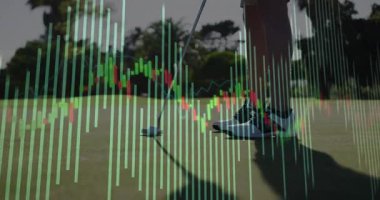 Kadın golfçü golf sopası yeşilin arkasında. Finansal şamdan çizelgesi gösteriyor. Atletik, hassas, stratejik, açık hava, rekabetçi, enerjik, odaklanmış