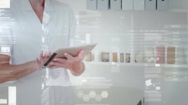 Tıp laboratuarında veri örtülerini ve grafikleri inceleyen bir kadın. Animasyon çizelgeleri havada süzülüyor. Bilim adamı, analitik, modern, teknoloji, klinik, yenilik, profesyonel