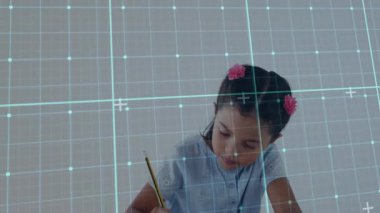 Masada yazan kız, dijital şebeke ile etkileşim kurarak eğitim teknolojisi konseptini gözler önüne seriyor. Yaratıcı, eğitim, yenilik, genç öğrenci, çalışma alanı, modern, konsantrasyon