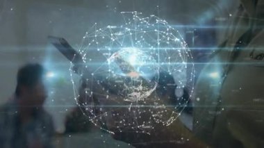 Ekip, teknoloji ofisindeki sanal ağ küresiyle, yörüngedeki veri akışlarıyla etkileşime geçiyor. Holografi, yenilik, bağlantı, fütüristik, işbirliği, dijital, modern