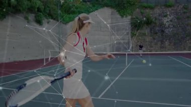 Dişi tenisçi dışarıda rakip sunuyor raket ve dijital teknoloji kaplamalı ağ. Atletizm, rekabet, teknoloji, spor, eğlence, fitness, modern