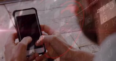 Adamın elleri ahşap masanın üzerinde akıllı telefonu tutuyor, 2016 kodlu verileri gösteriyor, grafik. Teknoloji, yenilik, fütürizm, siber güvenlik, veri analizi, dijital arayüz, minimalizm