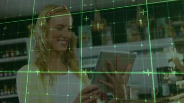 Kadın perakende teknolojisinde tabletle etkileşime giriyor, rafların üzerinde artırılmış gerçeklik ızgarası sergiliyor. Modern, perakende, dijital, teknoloji, iç mekan, canlı, profesyonel