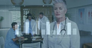 Klinikteki kıdemli kadın doktor dizüstü bilgisayarın üstünde canlandırılmış tıbbi çizelgeleri sunuyor. Tıbbi ekip, işbirliği, profesyonellik, sağlık, modern, klinik, danışma