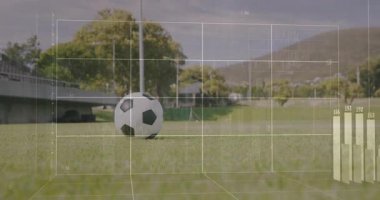 Kadın oyuncu çim tarlasında top sürüyor, interaktif teknoloji grafikleri sergiliyor. Atletik, spor, spor, spor, açık hava, performans, yenilik, teknoloji