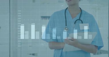 Hastanedeki sağlık uzmanı elinde kalem, not panosu, holografik çizelgeler tutuyor. Tıbbi, yenilik, fütüristik, profesyonel, klinik, teknoloji, teşhis