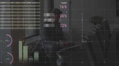 Ofis salonunda akıllı telefon kullanan, animasyon iş verileri ve küresel ölçümler gösteren bir adam. Profesyonel, kurumsal, analitik, modern, üretkenlik, dijital, soyut