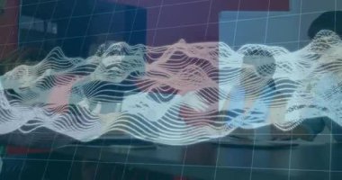 Ekip lideri ve meslektaşları toplantı odasında canlı dalga formları eşliğinde iş verilerini sunuyorlar. Şirket, takım çalışması, analitik, tartışma, modern, profesyonel, işbirliği