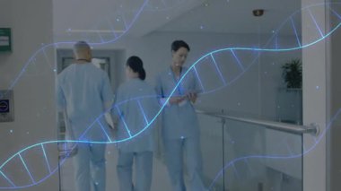 Hastane koridorundaki tıbbi verileri inceleyen kadın bir tıp çalışanı. Parlayan DNA sarmalı var. Sağlık, tıbbi, teknoloji, yenilik, profesyonellik, işbirliği, fütüristik