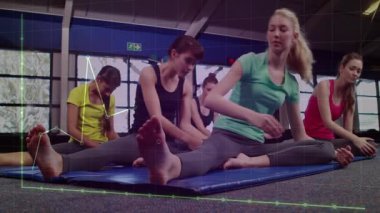 Beden eğitimi sınıfındaki kadınlar mavi paspasların üzerinde oturarak bacak esnetiyorlar ve dijital grafik örtüsü gösteriyorlar. Egzersiz, sağlık, esneklik, egzersiz, eğitim, dijital, modern