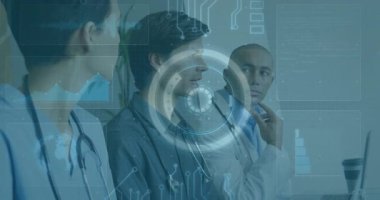 Tıbbi ekip steteskop takıyor, hastanede verileri analiz ediyor, holografik çizelgeler ve HUD ile. Sağlık, işbirliği, yenilik, teknoloji, tanı, profesyonel, geleceksel