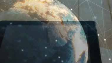 Masa yüzeyinde süzülen 3D render küre, cihazın yanında kahve fincanı ile ağ düğümlerini gösterir. Teknoloji, ağ, bağlantı, yenilik, dijital, modern, fütüristik