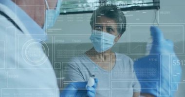 Klinikte kıdemli bir hastaya aşı hazırlayan profesyonel bir tıp uzmanı. Animasyon şırınga ikonları gösteriyor. Klinik, sağlık, aşı, kıdemli, tıbbi, aşılama, tedavi