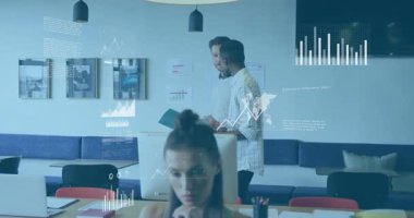 İş yerindeki bilgisayardaki belgeleri inceleyen iki erkek meslektaşım animasyon veri grafikleri gösteriyorlar. İşbirliği, çalışma alanı, modern, profesyonel, beyin fırtınası, yenilik, iç mekan