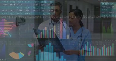 Erkek doktor ve kadın hemşire tıbbi koğuşta radyografiyi inceliyor, animasyon veri grafikleri gösteriyor. Tıbbi, sağlık, analitik, teknoloji, teşhis, takım çalışması, profesyonellik