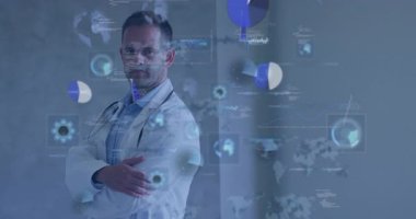 Holografik çizgili steteskop takan bir erkek doktor sağlık laboratuarında duruyor. Tıbbi, teknoloji, veri, yenilik, analiz, sağlık hizmetleri, dijital