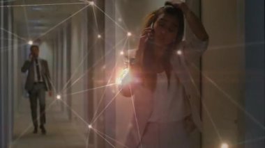 Meslektaşlar iş koridorlarında yürürken, akıllı telefonlar kullanırken, şebeke başımızın üzerinde parlıyor. Kurumsal, bağlantı, profesyonel, yenilik, teknoloji, dijital, ağ