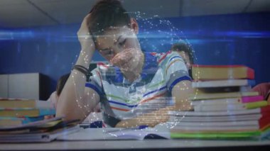 Ergen öğrenci sınıfta yazarken el ele tutuşuyor, eğitim kodları üst üste biniyor. Öğrenme, eğitim, teknoloji, bilgi, iletişim, anlayış, işbirliği