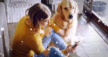 Akıllı telefon ve köpek tutan kadın içeride oturuyor, uçan ışıklarla teknoloji kavramını kullanıyor. Gündelik, yaşam tarzı, minimalist, dostluk, rahatlama, rahat, modern